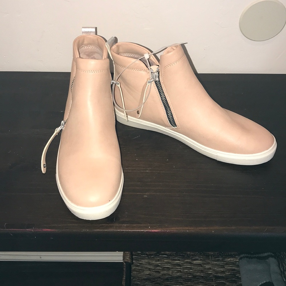 Woman’s sneakers